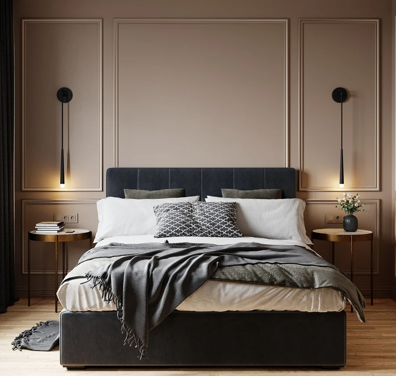 Dormitor cu chenare decorative simetrice pe peretele din spatele patului