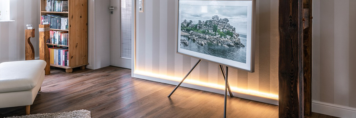 Iluminat indirect LED integrat la baza peretelui
